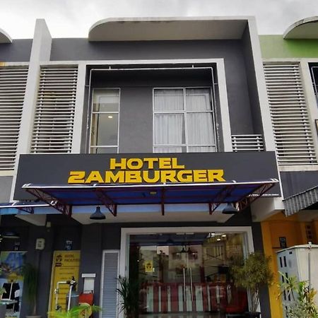 Hotel Zamburger Enstek Sepang Esterno foto