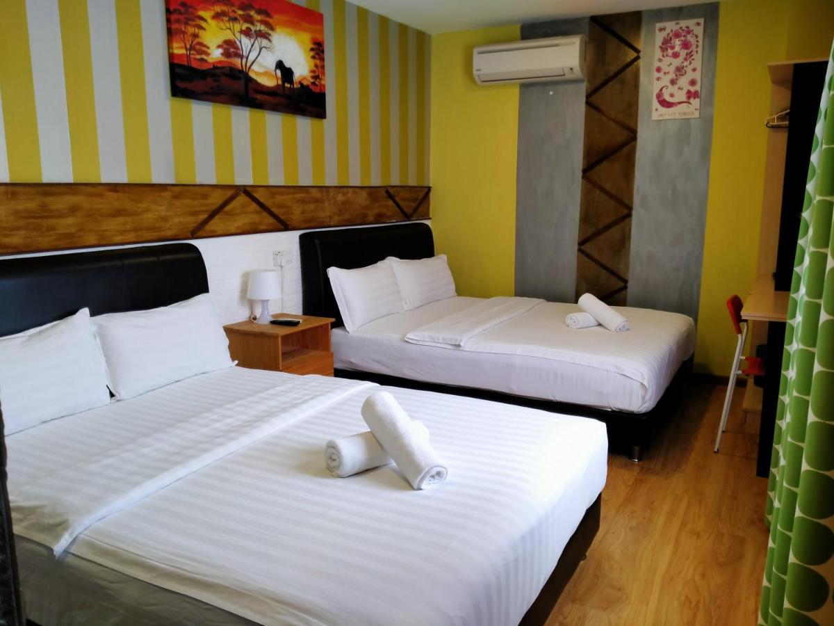 Hotel Zamburger Enstek Sepang Esterno foto