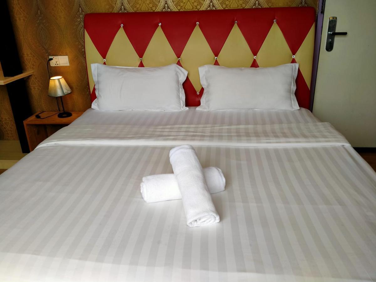 Hotel Zamburger Enstek Sepang Esterno foto