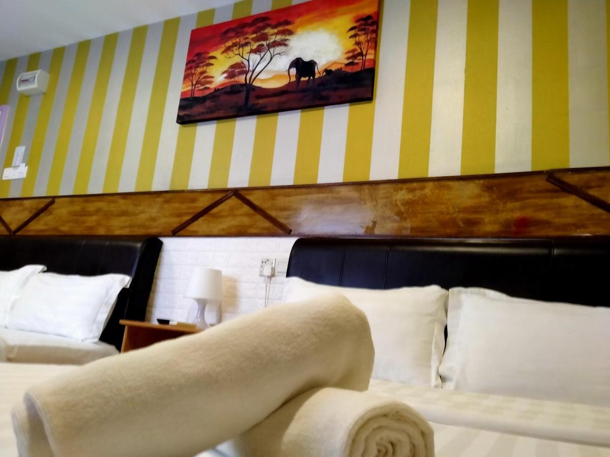 Hotel Zamburger Enstek Sepang Esterno foto