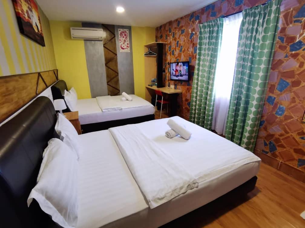Hotel Zamburger Enstek Sepang Esterno foto