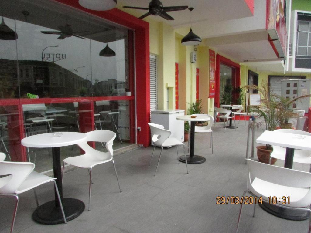 Hotel Zamburger Enstek Sepang Esterno foto