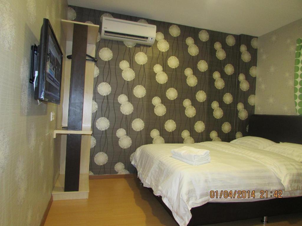Hotel Zamburger Enstek Sepang Esterno foto