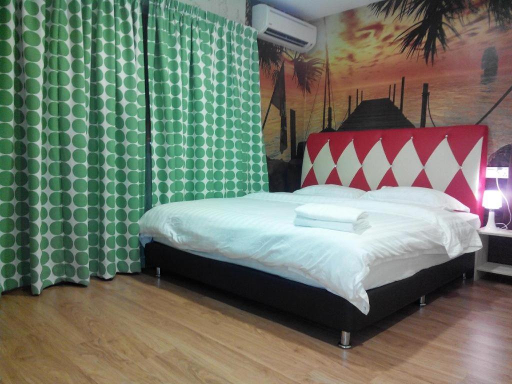 Hotel Zamburger Enstek Sepang Esterno foto