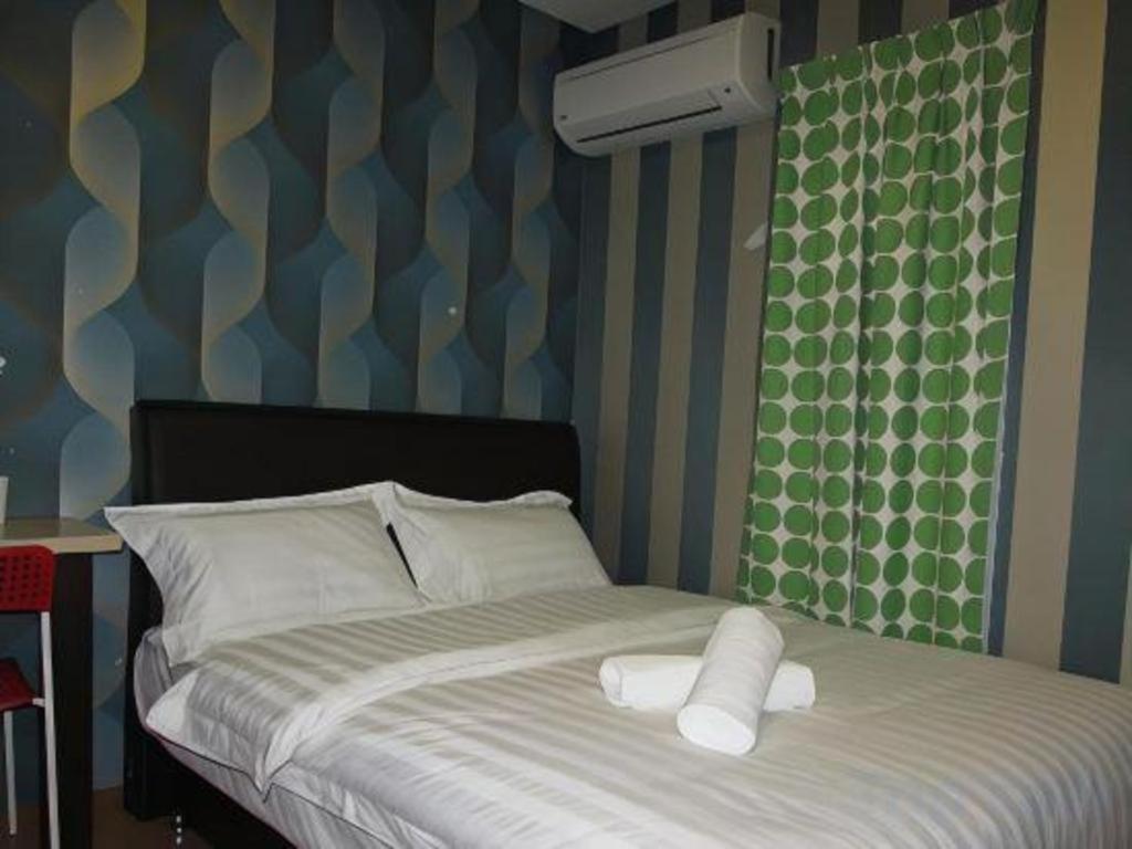 Hotel Zamburger Enstek Sepang Esterno foto