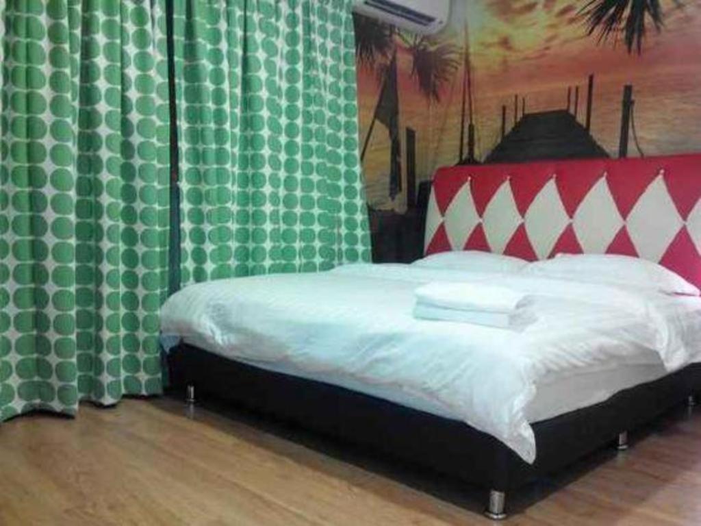 Hotel Zamburger Enstek Sepang Esterno foto