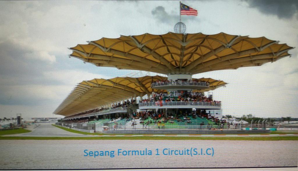 Hotel Zamburger Enstek Sepang Esterno foto